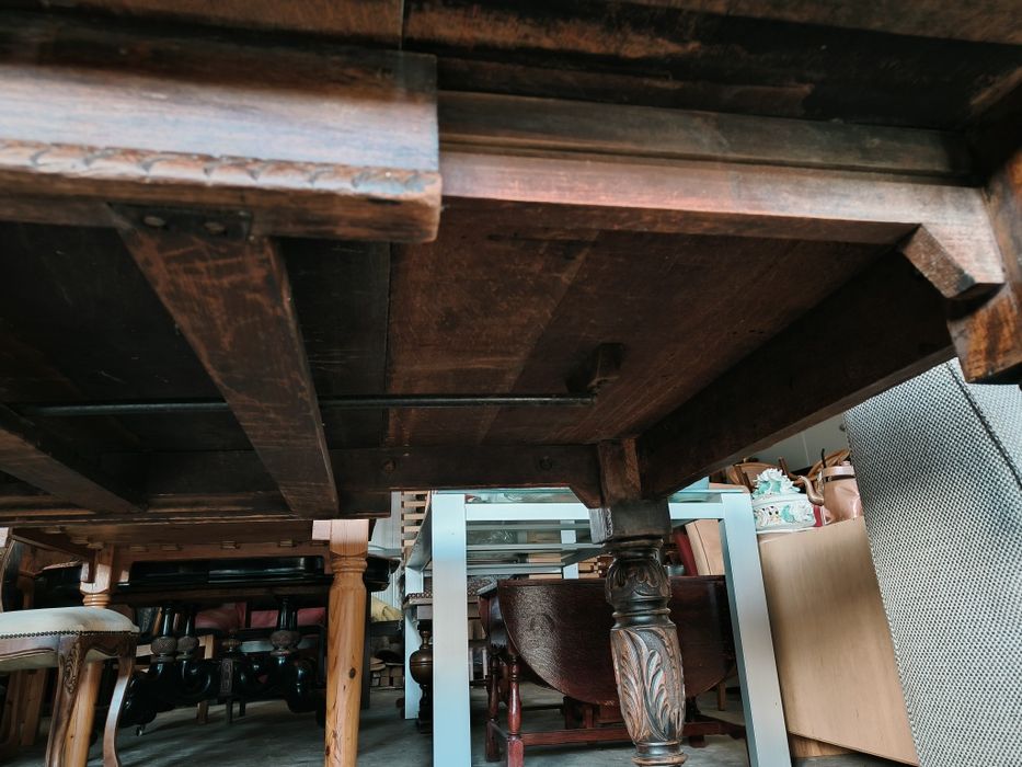 Антикварна трапезна маса с богата дърворезба