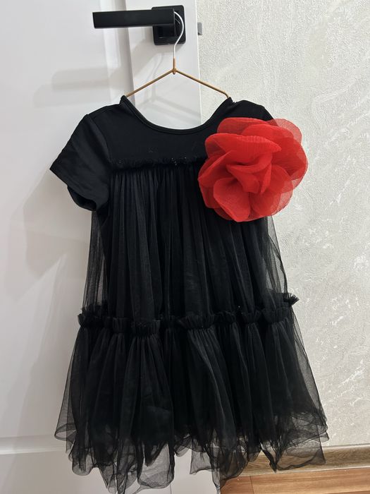 Продам нарядное платье на девочку