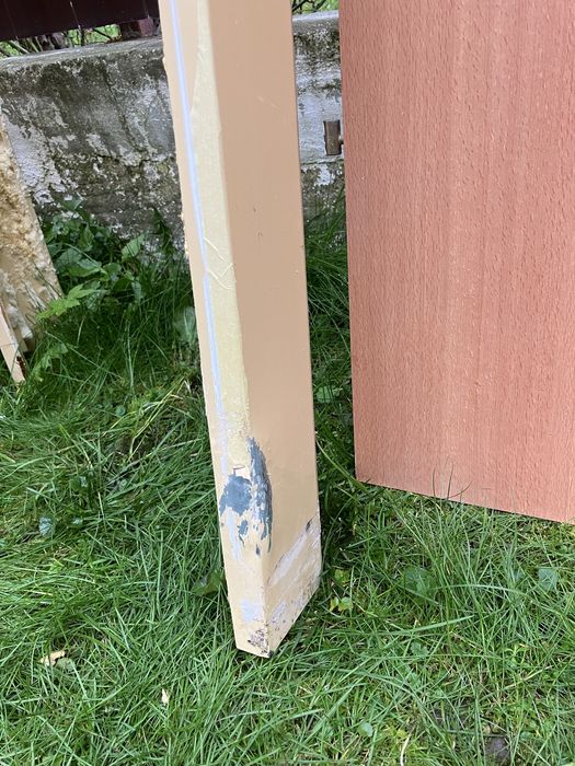 Usi MDF cu toc metalic vopsit.