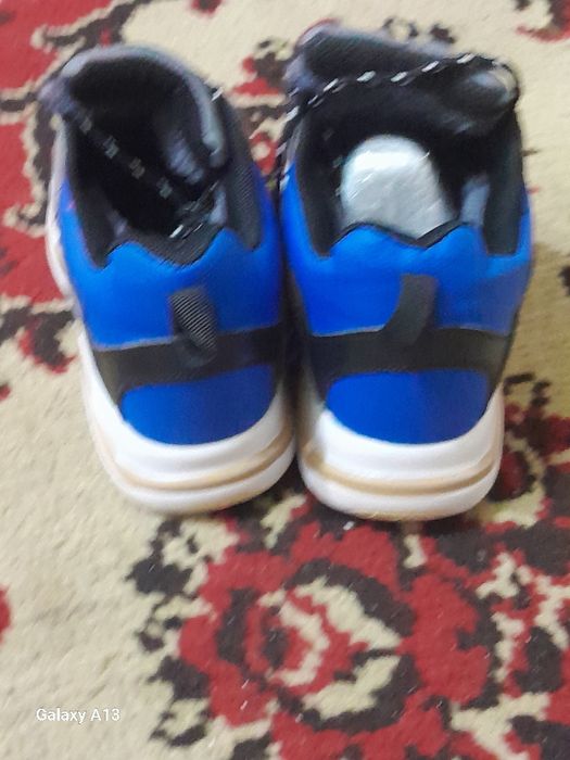 Продам женские  кроссовки