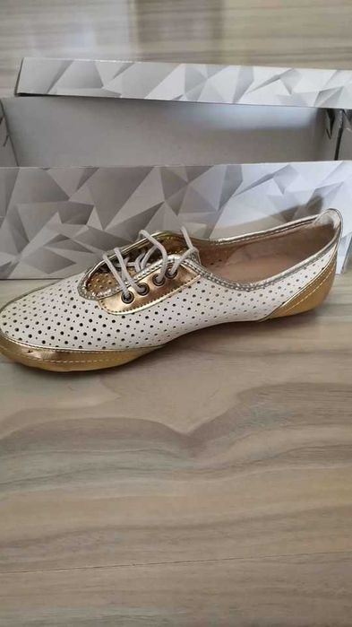 дасмки обувки в бяло и златно