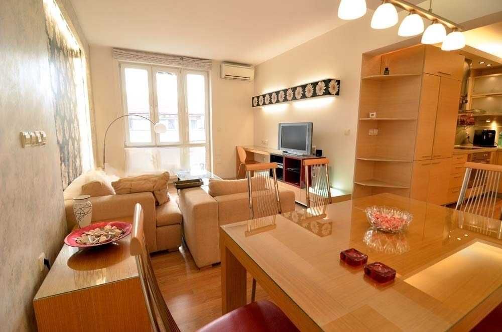 Дава се под наем Тристаен апартамент в София, Център - 90 кв.м за 1700 € - Снимка #1