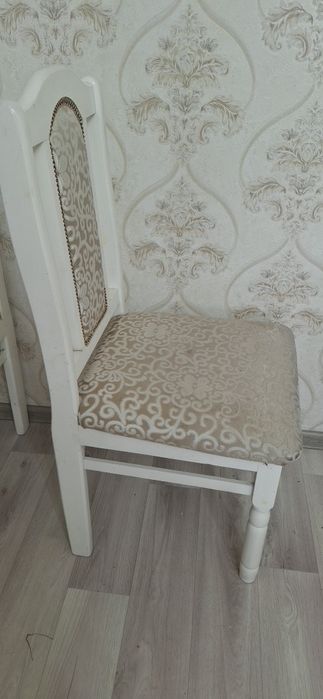 Продаю срочно стол со стульми