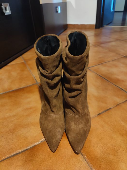 Botine din piele întoarsă ZARA