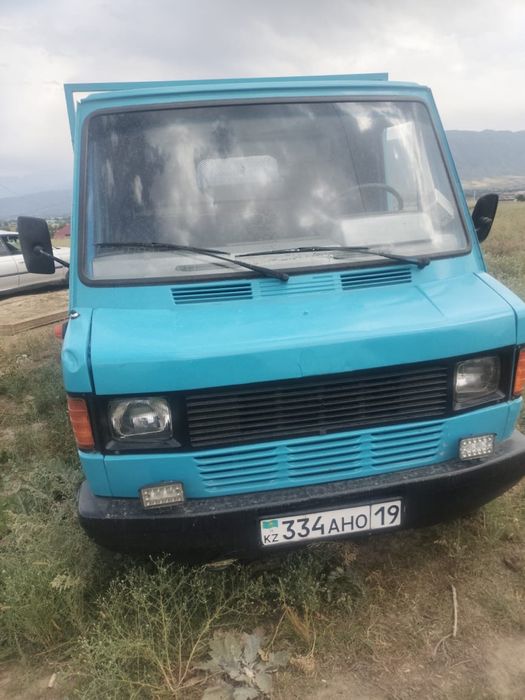 Mercedes-Benz MB 100