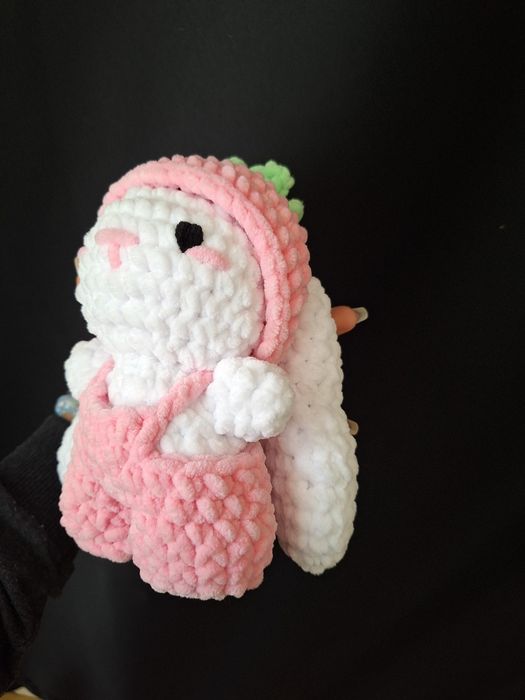 Ръчно изплетена играчка Ягодка Зайка