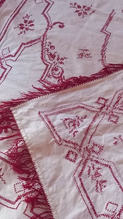 Vand 2 fete de masa mari cusute manual,superbe,modele traditionale