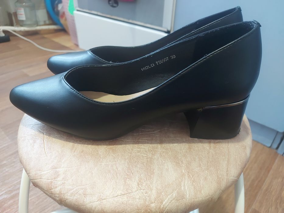 Продам женские туфли 39 рр