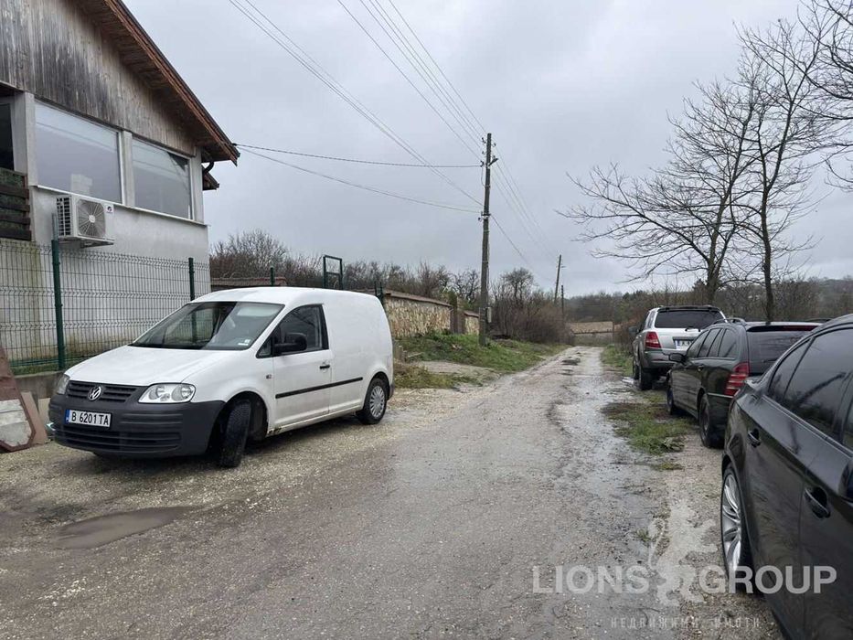 Самостоятелна къща с двор в с.Николаевка, област Варна