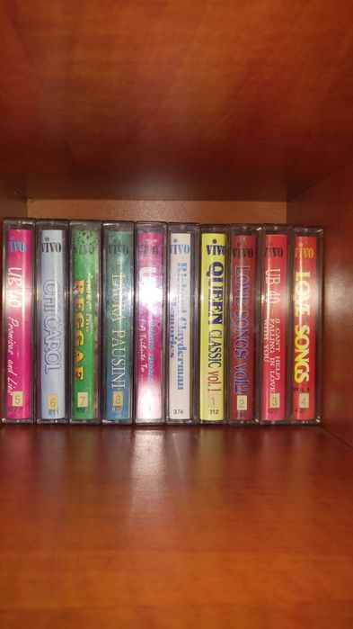 Vând casete audio originale și discuri vinil