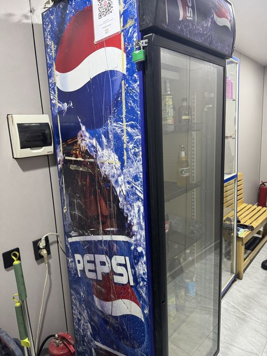 Витринный холодильник высокий