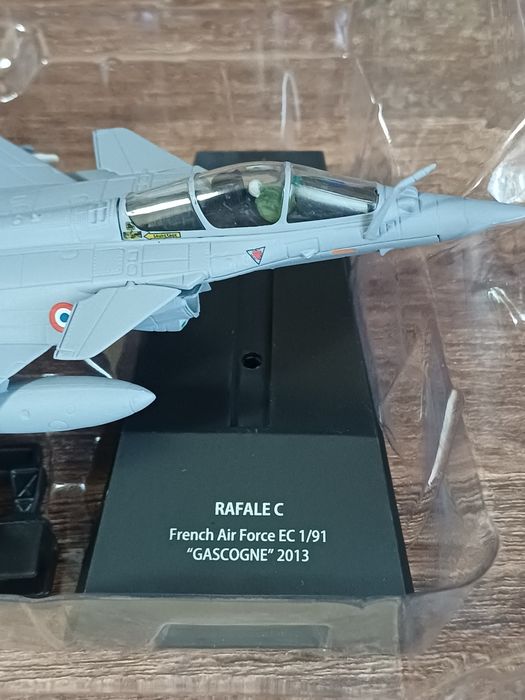 Vând machetă avion