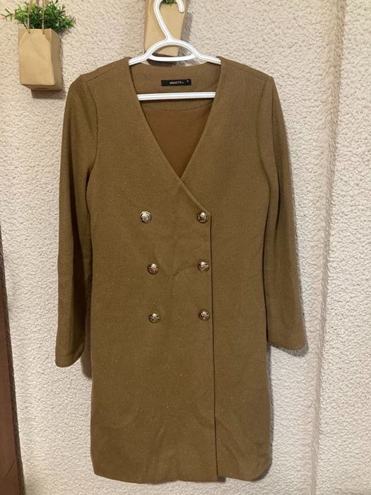 Плетена рокля със златисти копчета.