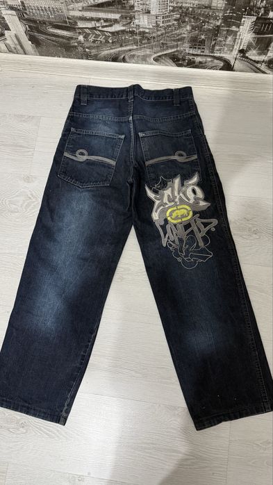 Джинсы черные.