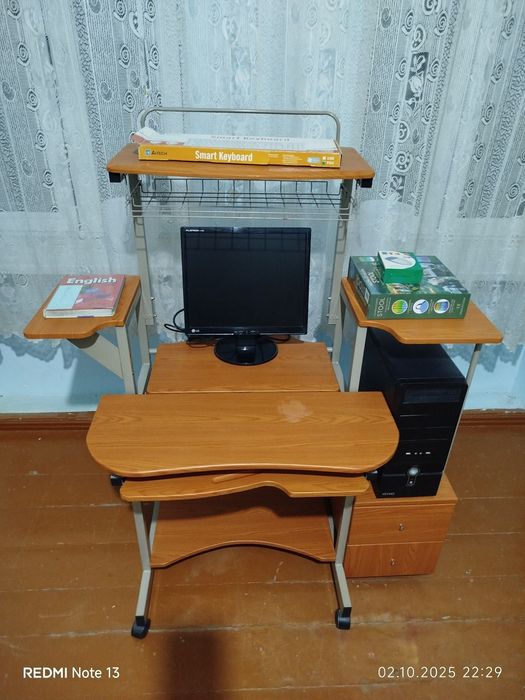 Компьютерный стол с надстройкой и полкой для системного блока !