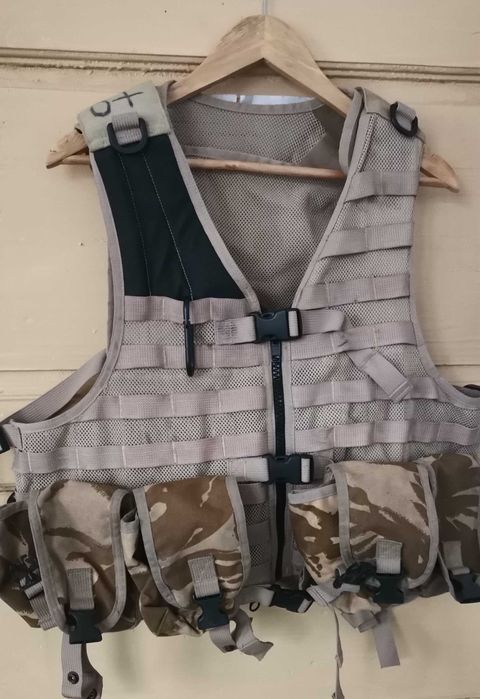 Vând vestă camuflaj desert