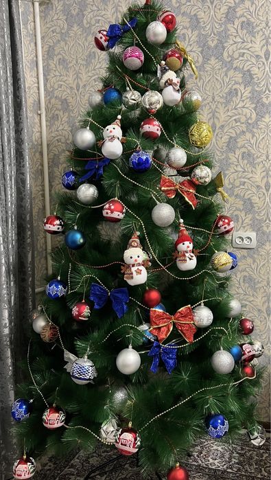 Срочно продам елку с игрушками в идеальном состоянии