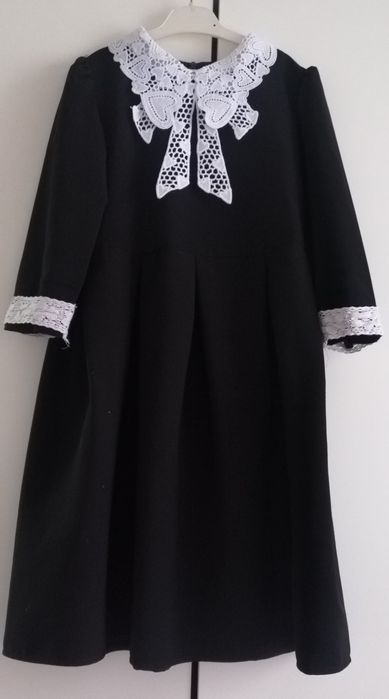 Продам школьное платье  с воротничком