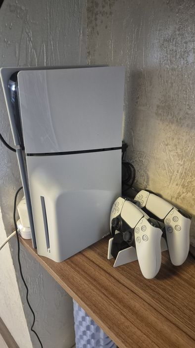 Продам Playstation 5 в отличном состоянии