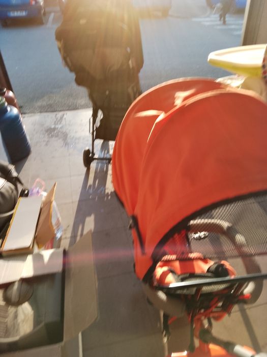 Cărucioare și măsuță pentru coii