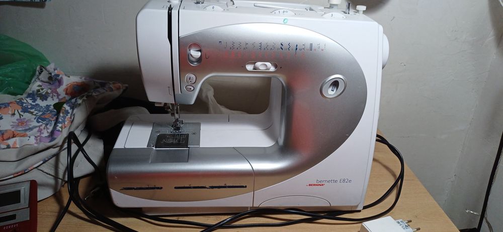 Швейная машина Bernette E82e Bernina