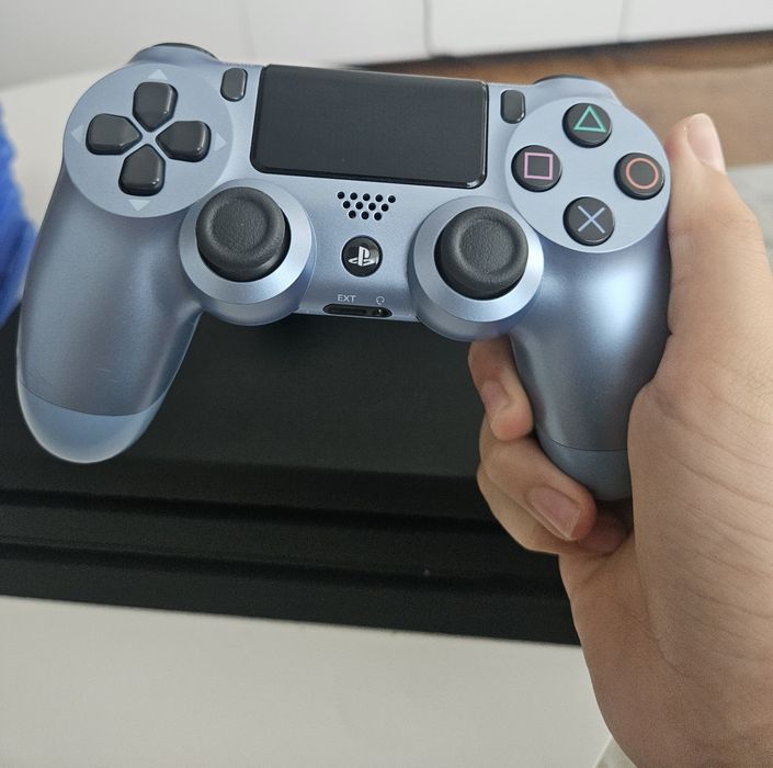 PlayStation 4 Pro 1TB + 2 Controllere Originale + 7 Jocuri