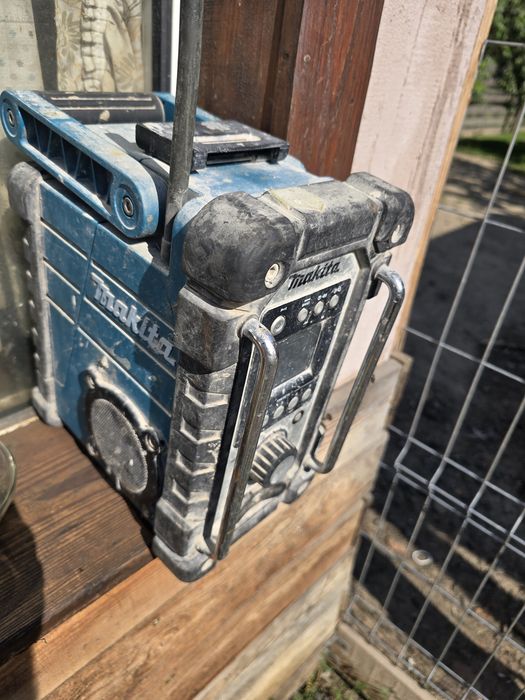 Radio makita model BMR 102 cu baterii de 18v, 14.4v si 10.8v