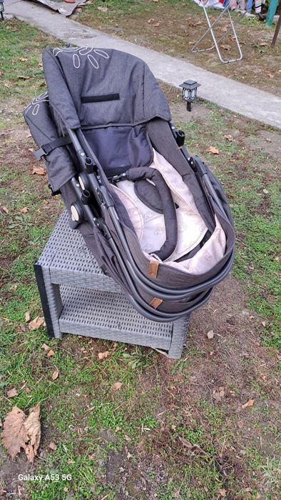 Комбинирана количка за близнаци и кошчета за кола в комплект