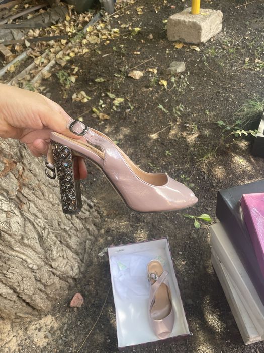 Продам босоножки