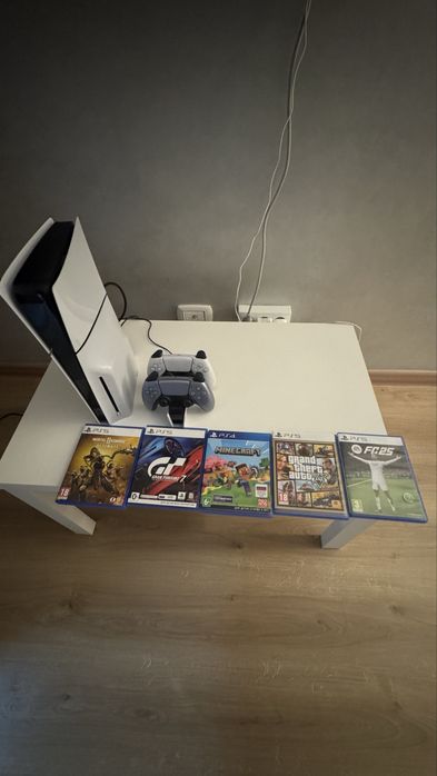 PS5 с двумя джостиками и 5 оригинальными играми на дисках.
