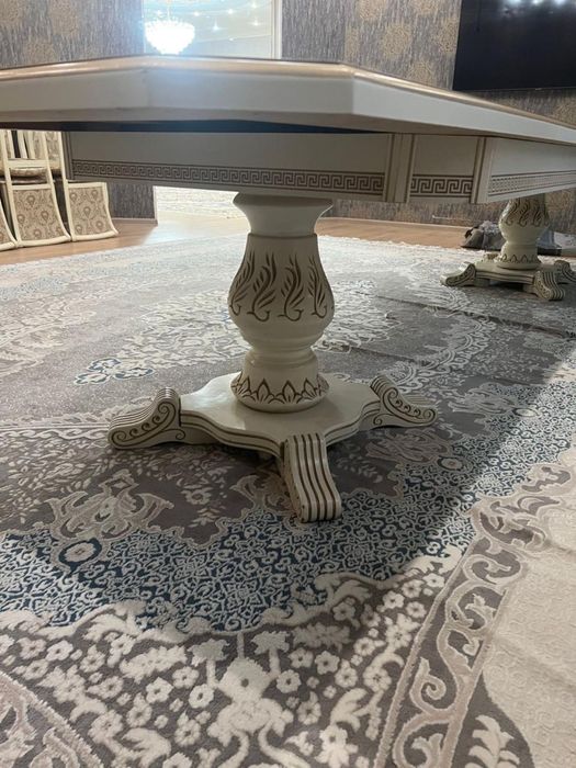 Стол и стулья для гостиной