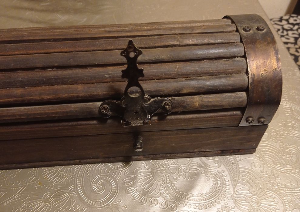 Дървен сандък/кутия с метален обков