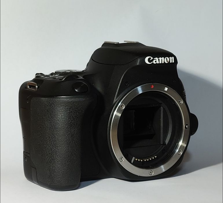 Canon EOS 200D + obiectiv kit 18-55mm