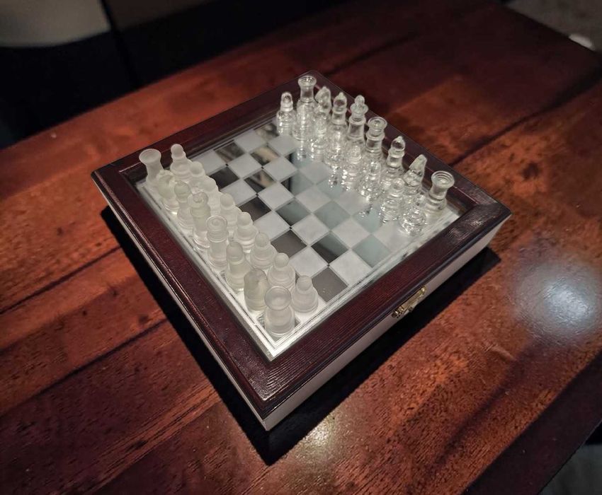 Set sah din sticla cu cutie din lemn model elegant