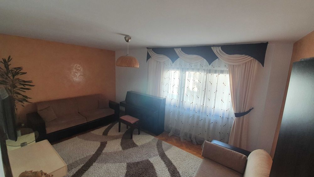 Închiriez apartament cu 4 camere !!!