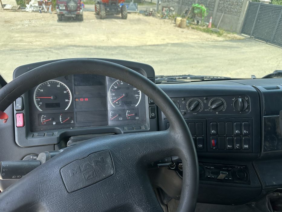 Man platforma trailer cu macara/hiab