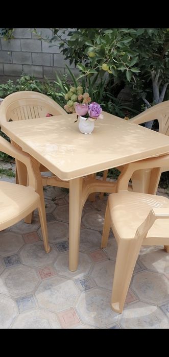 Пластиковый  стол и 4 стула