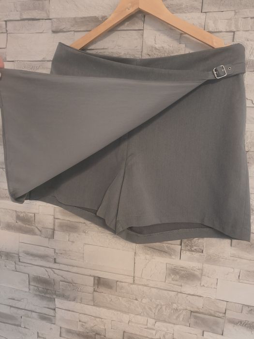 Fustă pantaloni nouă