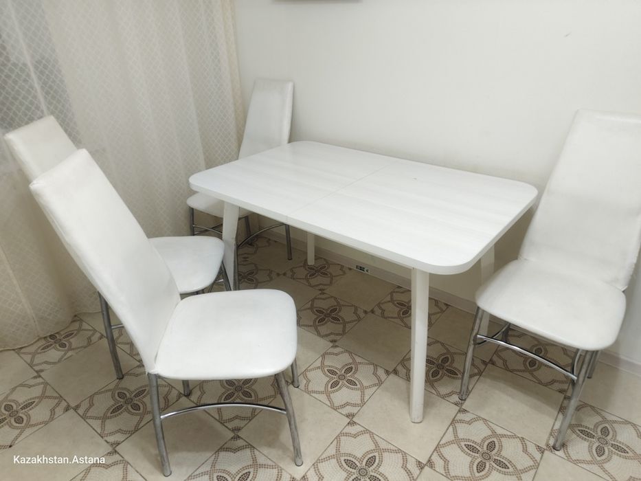 Стол кухонный со стульями