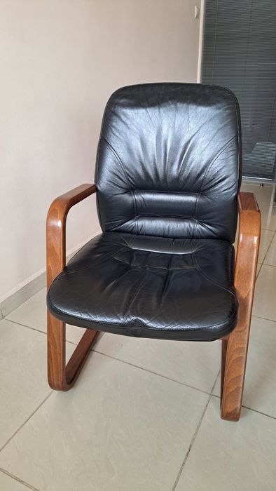 Столове червини и черни офис