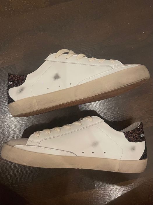 Golden Goose Super-Star albi cu stea din sclipici argintiu si detaliu la călcâi din sclipici maro