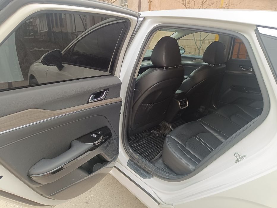 KIA K5 сотилади срочно! Тех паспортда йили 2023 салондан 2024 олинган.