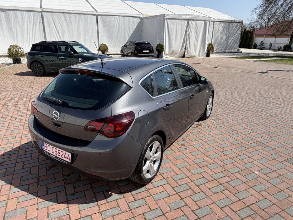 OPEL ASTRA j 1.6 benzina  clasic AUTOMATA AN 2012