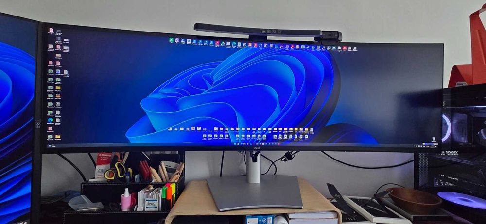 Продавам монитор Dell U4924DW