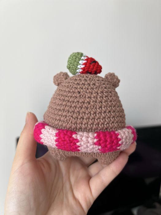 Capybara pregatita de petrecere la piscina, crosetat manual amigurumi - cadou handmade