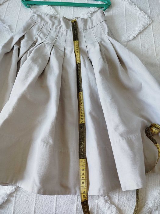 Продавам ленена пола на плисета светло бежов цвят