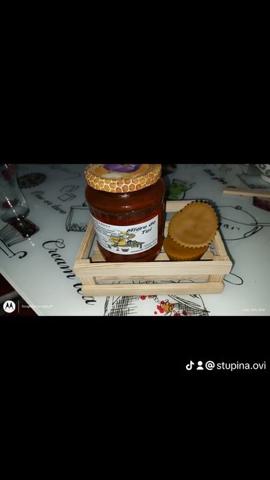 Producător vând miere de albine.