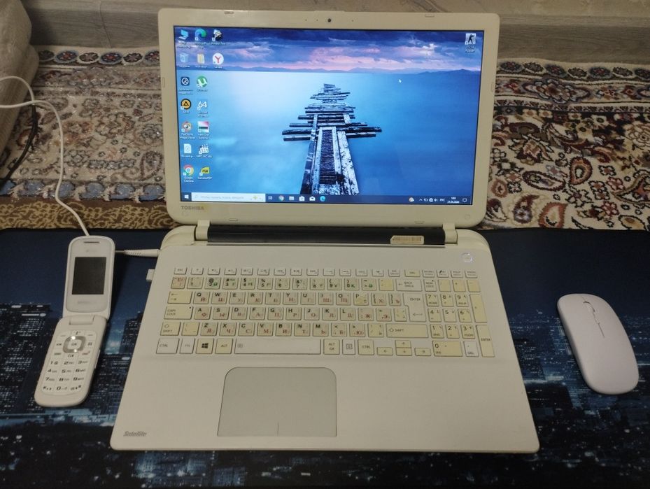 Assalom alekum Noutbok Sotiladi Komplekt Toshiba holati yaxwi