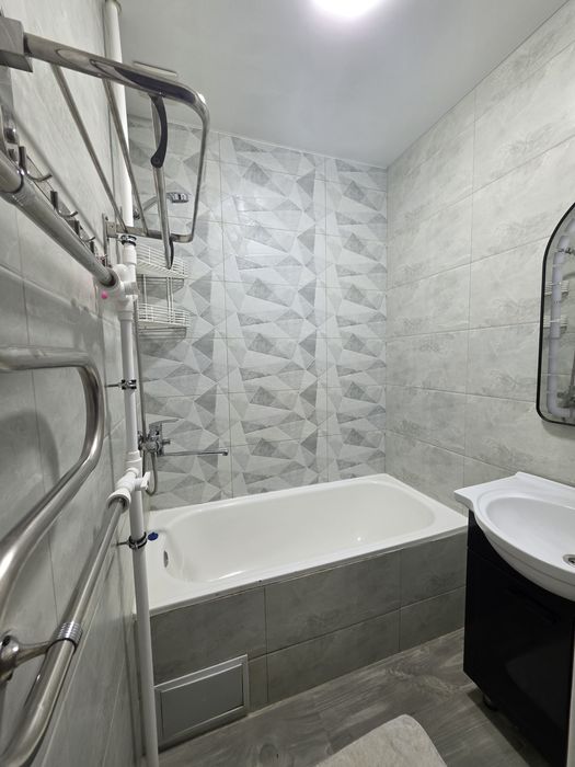 Срочно продаётся 2х комнатная квартира на 1 этаже с подвалом .6мкр,