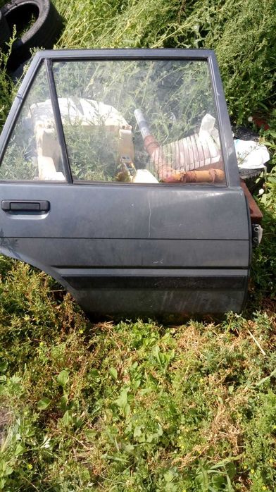 продам двери на тойоту короллу